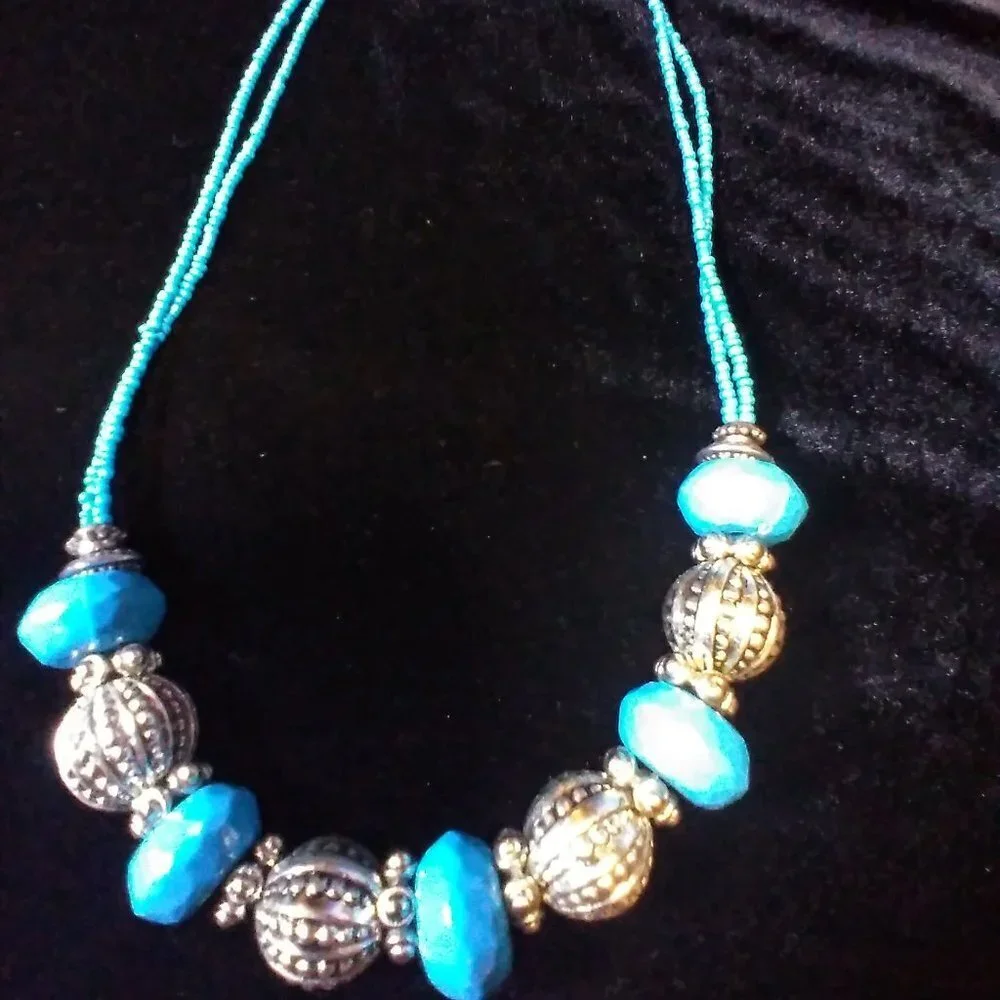 Beautiful Faux Turquoise & Silver toned Necklace